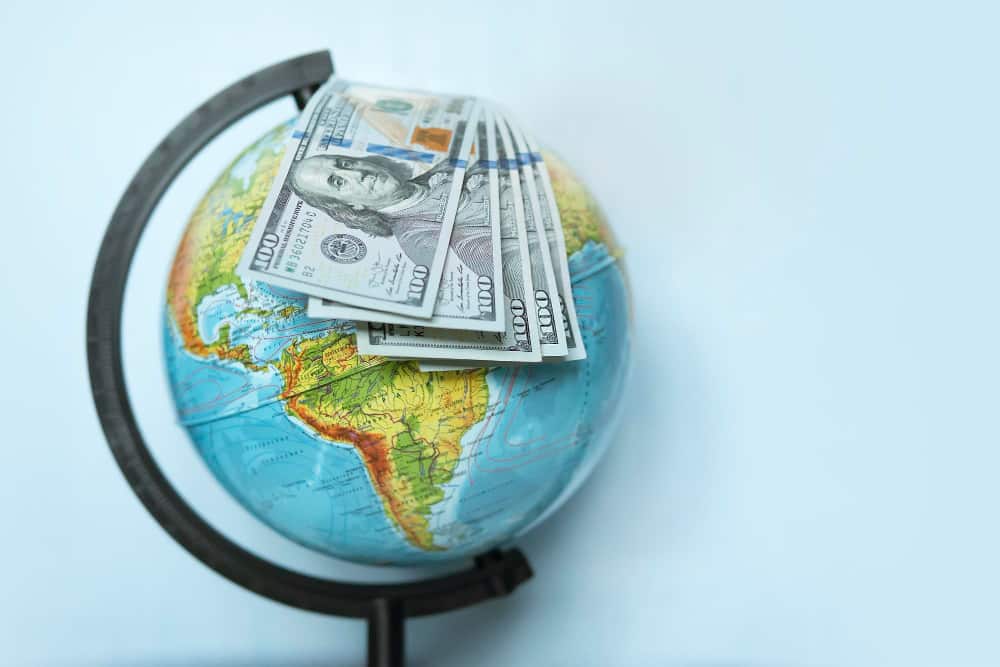 A globe with USD dollar representing FDI and FPI in the US