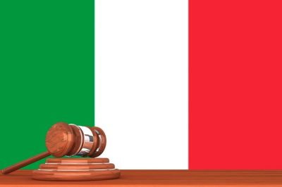 wooden-justice-gavel-with-flag-italy